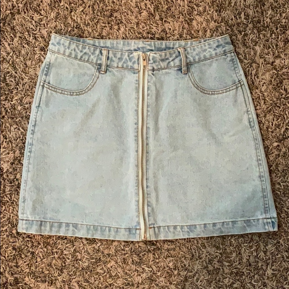 Zip up denim skirt.